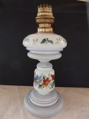 ANCIENNE LAMPE A PETROLE OPALINE BLANCHE ET BLEUE FLEURS POLYCHROMIE - Photo 1/4