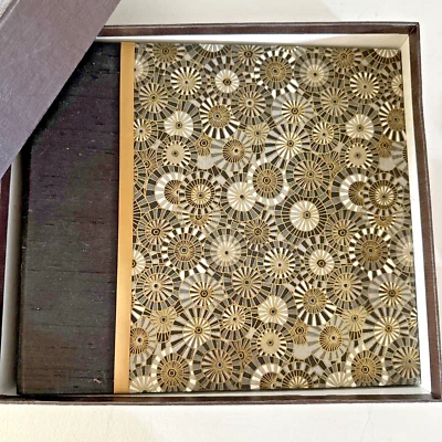 Álbum de fotos vintage japonés de cedro cubierto de tela de seda caja original 10,5x9,5 Foto 1 de 4