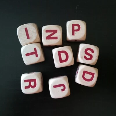 6 cubos Boggle de madera, esquinas redondeadas, letras rojas Foto 1 de 2