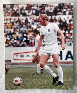 Foto de prensa vintage de 8x10" 20x25 cm jugador de fútbol deportivo BOBBY MOORE - Imagen 1 de 3