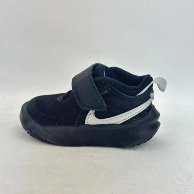 Talla 5 (TD) - Zapatillas bajas Nike Team Hustle D10 negras metálicas plateadas para niños pequeños Foto 1 de 4