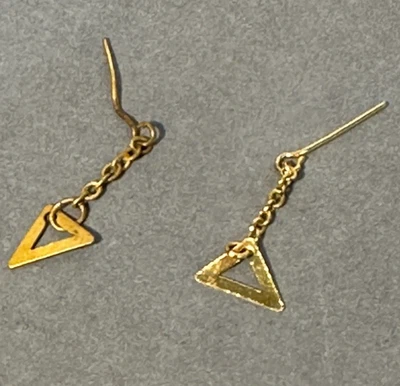 Par de pendientes colgantes Hair Fair Twist 'n Turn Casey 1967 triángulo MOD de colección Foto 1 de 4