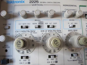 OSCILOSCOPIO TEKTRONIX 2225 ( PARTS) BOTONES DE REPUESTO - Picture 1 of 2