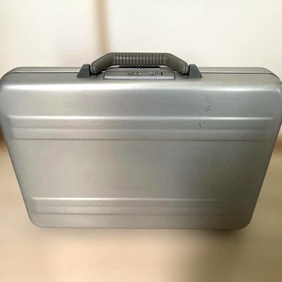 Zero Halliburton Estojo de Alumínio Mostrador Prata Bloqueio Bolsa de Negócios Japão Usado - Imagem 1 de 4