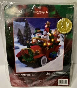 2006 Bucilla SANTA'S VINTAGE CAR Felt Decor KIT NEW LIGHTS UP Christmas Sequins - Picture 1 of 2