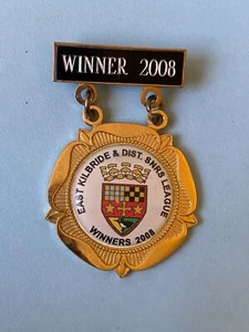 GANADOR 2008 East Kilbride & District SNRS LEAGUE BROCHE INSIGNIA METAL TONO DORADO - Imagen 1 de 2