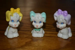 3 1991 Tyco Quints Hunde Welpen Welpen Lot 2" Puppen Figuren lila gelb grün - Bild 1 von 2