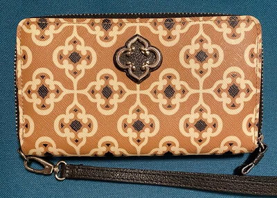 Cartera de muñeca Brighton con cremallera alrededor, lona recubierta. Patrón Toledo Foto 1 de 4