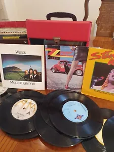 7 inch Vinyl Record Case Vintage Red Box with 35 Lot Records Zz Top UB40 Police - Imagen 1 de 10
