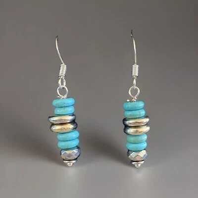 Pendientes apilados con cuentas turquesa natural tono plata. Foto 1 de 2