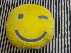 Room Essentials - Smiley Chartreuse Wink Dekokissen - Bild 1 von 4