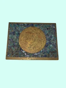 Caja de baratija calendario piedra sol azteca de latón vintage con incrustación de piedra de mosaico - Imagen 1 de 5