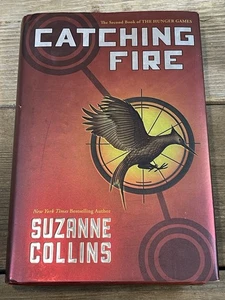 Catching Fire by Suzanne Collins 1st Edition First Printing 2009 Hardcover - Foto 1 di 16