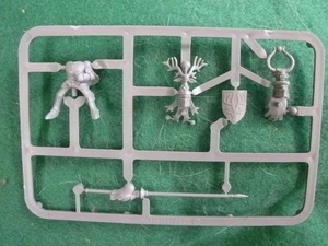 Four Sprues GamesWorkshop Fantasy Mtd Caballeros sin caballos 8 crestas diferentes - Imagen 1 de 2