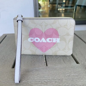 Coach CP436 Light Khaki Signature Corner Zip Wristlet Pink Valentine Heart NWT - Picture 1 of 7