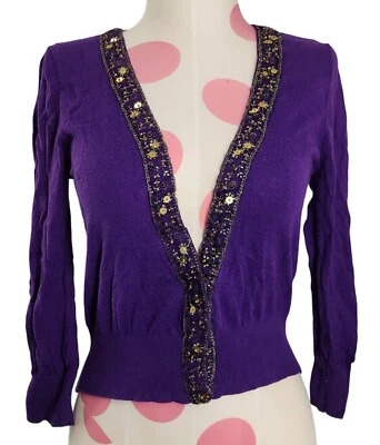 Cárdigan suéter recortado púrpura pequeño Charlotte Russe para mujer con cuentas ribete de cinta Foto 1 de 4