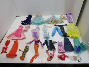 OLD LOT OF 25 PIECES MATTEL BARBIE DOLL CLOTHE'S BOOTS MATTEL - Picture 1 of 5