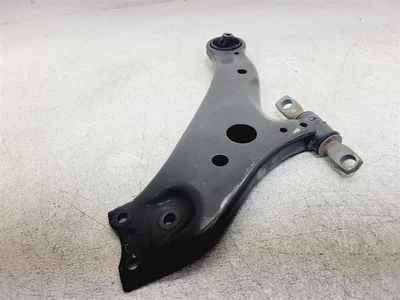 Brazo de control inferior del pasajero delantero Toyota Highlander 2016-2019 48068-0E050 Foto 1 de 4