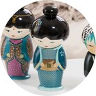 Superbe poupée Japonaise Geisha céramique infuseur a thé bleu,en boite cadeau