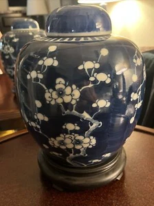 Large Antique VTG Chinese Blue And White Porcelain Jar With Lid & Display Stand - Picture 1 of 17