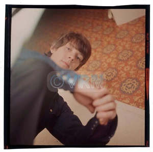 Revólver de los Beatles 1966 KLAUS VOORMANN at Home - Transparencia Kodak original de 2,25" con © - Imagen 1 de 1