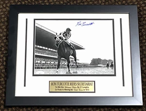 SEGRETARIATA Tripla Corona Ron Turcotte FOTO INCORNICIATA 8x10 Firmata Belmont - JSA Coa - Foto 1 di 3