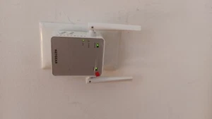 NETGEAR N300 WiFi Range Extender EX2700 Signal Booster - Zdjęcie 1 z 3