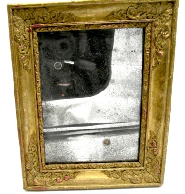 Ancien miroir  dans un cadre bois doré, glace au mercure piquée - Photo 1/4