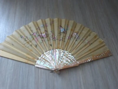 ancien éventail monture nacre,peinture d'angelots sur tulle , C. REMOND(ev48) - Photo 1/4
