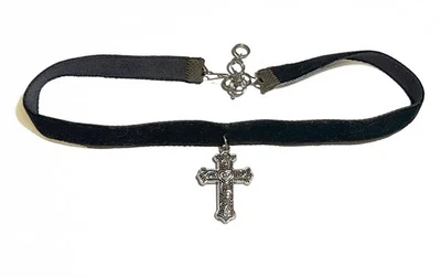 复古黑色天鹅绒项圈带银色葡萄藤心形十字吊坠 — 第 1/4 张图片