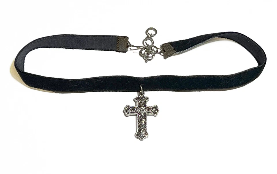 Gargantilha vintage de veludo preto com pingente de berloque de prata coração na cruz de videira - Imagem 1 de 4