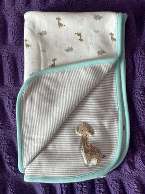 Manta bebé Carters Just One You jirafa gris a rayas con ribete acuático elefante tortuga  Foto 1 de 4