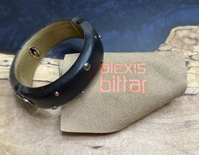 Brazalete Brazalete Alexis Bittar Tallado a Mano Negro Claro Lucita Tachonado Bisagras Foto 1 de 4