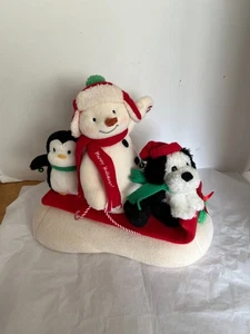 Hallmark 2007 Jingle Pals Schneemann Schlittenfahrt musikalisch animierter Schlitten Pinguin Hund - Bild 1 von 5