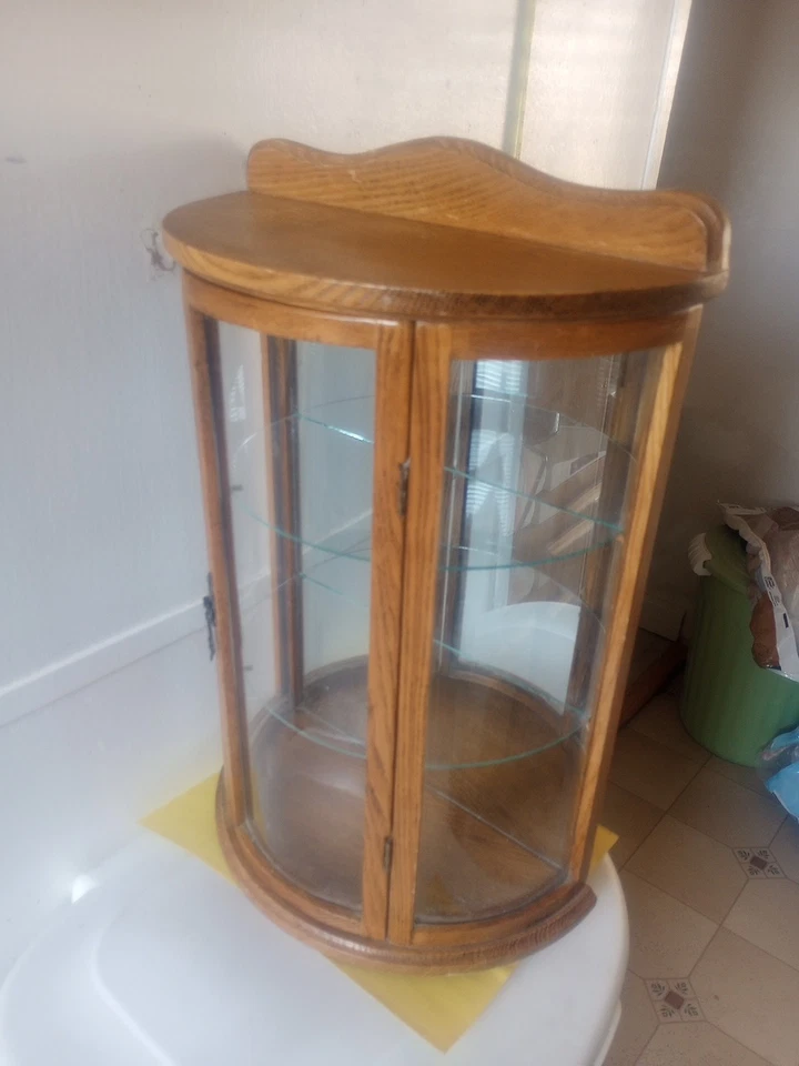 19 in. Vitrina de vidrio curvado de tres niveles Foto 1 de 4