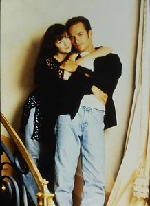 SHANNEN DOHERTY & LUKE PERRY in "Beverly Hills 90210" - orig. 35 mm Farbdia - Bild 1 von 2