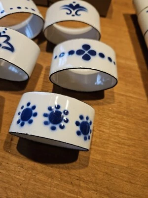 HERMOSO SERVILLETERO ESMALTADO BLANCO Y AZUL SOPORTES DOBLE JUEGO 8 AJUSTES DE LUGAR Foto 1 de 4