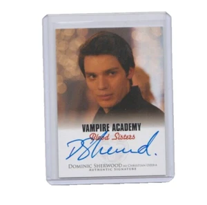 Tarjeta coleccionable autógrafa de la película Vampire Academy Blood Sisters Dominic Sherwood (A) - Imagen 1 de 2