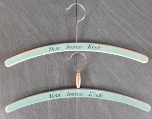 2 Kleiderbügel Bügel aus Holz Dem braven Kinde Werbung Einfachbügel Kinderbügel - Bild 1 von 2