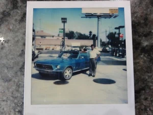 Foto Polaroid de colección de Mustang azul en gasolinera a la venta por el propietario - Imagen 1 de 1