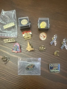 Lotto di 15 spille smaltate vintage cappello bavero in metallo - Alaska, NASA, Reagan, USA Rib. - Foto 1 di 14