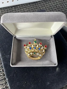 TRIFARI MULTI COLOUR CROWN BROOCH PIN - signed - Picture 1 of 3