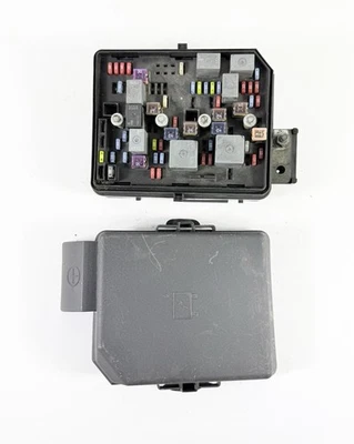 2006-2007 Chevrolet Impala Under Hood Fuse Box Junction Relay Module 15889796 - Image 1 of 3