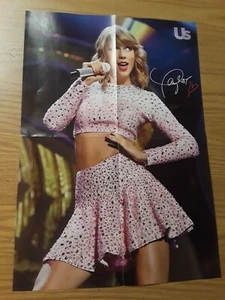 Taylor Swift Poster Us Magazine 14,5''x21'' Rosa Glitter Performance Musica dal vivo - Foto 1 di 4