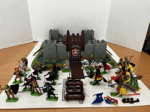 1989 Britains Knights Of The Sword Lion Castle Play Set With Figures And Box - Picture 1 of 6