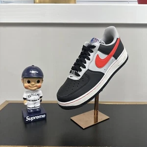 Nike AIR FORCE 1 '07 LV8 EMB 75 Aniversario Negro Rojo DC8874 001 Hombres talla 7.5 - Imagen 1 de 5