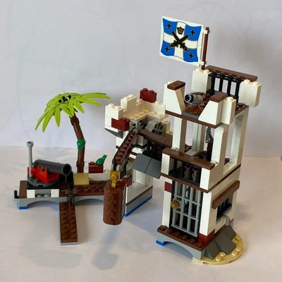 Lego Pirates 70412 - Soldiers Fort - complete with minifigures - image 1 of 4