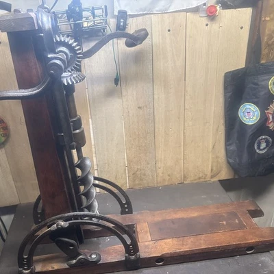 Винтажный ручной кривошипно-шатунный амбарный столб сверлильный станок инструмент в отличном состоянии - Изображение 1 из 4