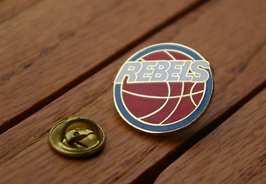Pin trasero de solapa de metal en tono dorado de baloncesto Rebels - Imagen 1 de 5