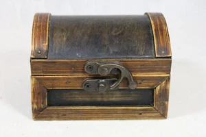 Portagioie in legno artigianale con chiusura e cerniere 4,25 x 3,25 pollici - Foto 1 di 10